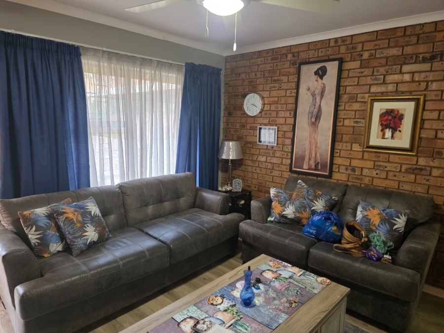 2 Bedroom Property for Sale in Langenhovenpark Free State
